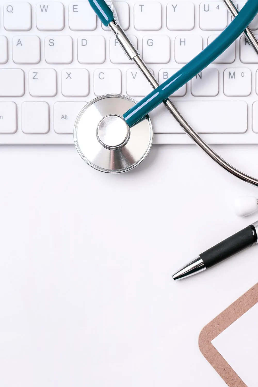 hemen nago un ordinateur avec un stéthoscope dessus