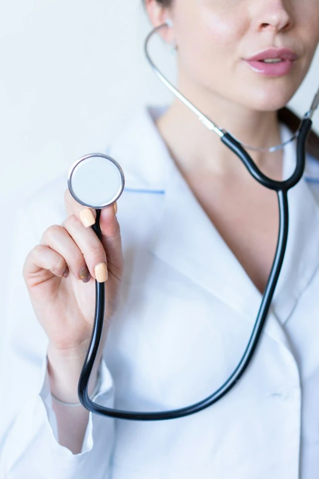 secretarire-medicale-independante-au-pays-basque une femme avec un stéthoscope pour représenter les personnels de santé